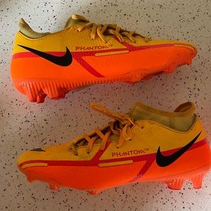 Nike Soccer Cleats Phantom GT2 Academy